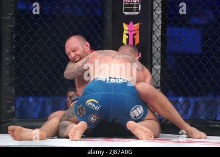 Lee Chadwick (à droite) épingles Maciej Rozanski lors de la lutte légère contre Maciej Rozanski à la SSE Arena, Londres. Date de la photo: Vendredi 13 mai 2022. Banque D'Images