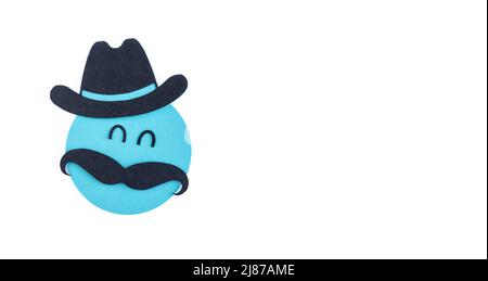 Visage d'homme souriant avec chapeau et moustache sur fond blanc. Concept de fête des pères. Copier l'espace. Banque D'Images