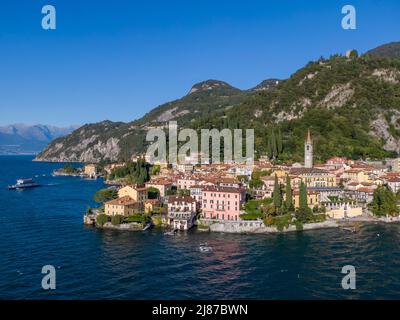 Vue aérienne de Varenna sur le lac de Côme Banque D'Images