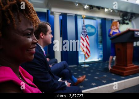 Washington DC, États-Unis. 13th mai 2022. La nouvelle secrétaire de presse de la Maison-Blanche, Karine Jean-Pierre, regarde la secrétaire de presse, Jen Psaki, qui se présente à la Maison-Blanche le vendredi 13 mai 2022. Photo d'Oliver Contreras/UPI crédit: UPI/Alay Live News Banque D'Images