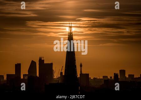 Londres, Royaume-Uni. 13th mai 2022. Météo au Royaume-Uni : coucher de soleil spectaculaire en soirée derrière le gratte-ciel de Shard. Credit: Guy Corbishley/Alamy Live News Banque D'Images