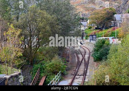 FESTINIOG BLAENAU. GHYNEDD. PAYS DE GALLES. 10-16-21. La gare et le début de l'embranchement actuellement hors service vers Trawsfynydd. Banque D'Images