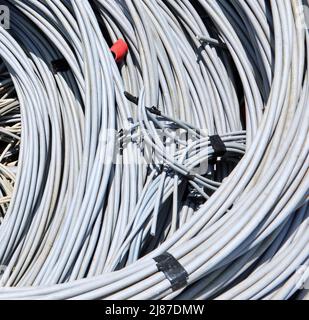 contexte de nombreuses pelées de câbles électriques en cuivre jetés dans l'installation de recyclage à la collecte séparée des déchets industriels polluants Banque D'Images