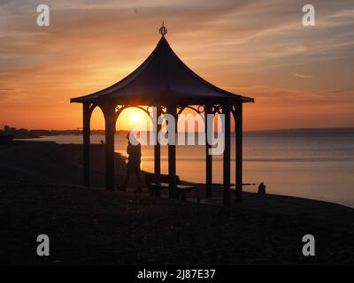 Sheerness, Kent, Royaume-Uni. 13th mai 2022. Météo au Royaume-Uni : coucher de soleil à Sheerness, Kent. Crédit : James Bell/Alay Live News Banque D'Images