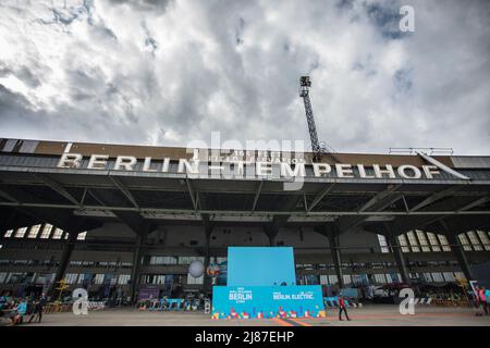 Berlin, Allemagne, 13th mai 2022. 2022 Shell recharge Berlin E-Prix, 2021-22 Championnat du monde de Formule E de la FIA ABB, circuit de l'aéroport de Tempelhof à Berlin, Allemagne photo: Circuit atmosphère © Piotr Zajac/Alay Live News Banque D'Images