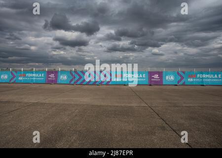 Berlin, Allemagne, 13th mai 2022. 2022 Shell recharge Berlin E-Prix, 2021-22 Championnat du monde de Formule E de la FIA ABB, circuit de l'aéroport de Tempelhof à Berlin, Allemagne photo: Circuit atmosphère © Piotr Zajac/Alay Live News Banque D'Images
