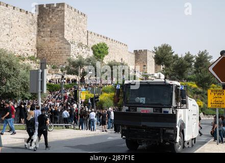 Israël. 13th mai 2022. Funérailles de Shireen Abu Akleh, journaliste vétéran d'Al Jazeera, dans la vieille ville de Jérusalem. Abu Akleh, journaliste israélo-palestinien qui a couvert le conflit Mideast pendant plus de 25 ans, a été abattu mercredi lors d'un raid militaire israélien dans la ville de Djénine, en Cisjordanie. Jérusalem, Israël. Mai 13th 2022. (Photo de Matan Golan/Sipa USA). Credit: SIPA USA/Alay Live News Banque D'Images