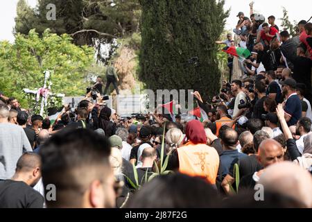 Israël. 13th mai 2022. Funérailles de Shireen Abu Akleh, journaliste vétéran d'Al Jazeera, dans la vieille ville de Jérusalem. Abu Akleh, journaliste israélo-palestinien qui a couvert le conflit Mideast pendant plus de 25 ans, a été abattu mercredi lors d'un raid militaire israélien dans la ville de Djénine, en Cisjordanie. Jérusalem, Israël. Mai 13th 2022. (Photo de Matan Golan/Sipa USA). Credit: SIPA USA/Alay Live News Banque D'Images