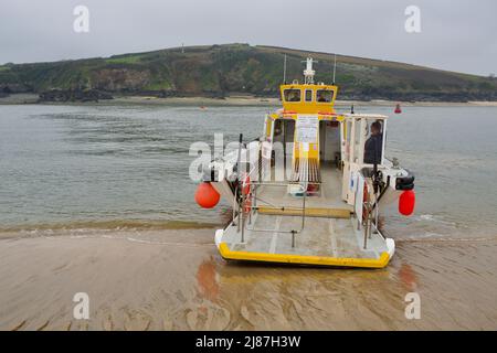 Le ferry de Padstow à Rock attend une marée basse pour les passagers Banque D'Images