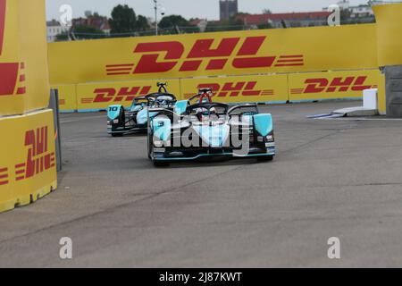 Allemagne, Berlin, 13 mai 2022. Sam Bird (10) de l'équipe Jaguar, Mitch Evans (09) au Shakedown. Le championnat officiel 'Championnat ABB FIA Formule E 2021/22' se compose de 16 courses, qui se tiennent dans 10 villes différentes dans le monde. Le Shell recharge Berlin E-Prix 2022 est le 14th et 15th mai 2022 avec une double course à Berlin. La série de courses électriques 2021/2022 aura lieu à l'ancien aéroport de Tempelhof. Banque D'Images