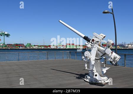 SAN PEDRO, CALIFORNIE - 11 MAI 2022 : un pistolet anti-avion exposé devant le Musée maritime de Los Angeles. Banque D'Images