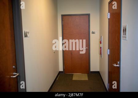 Columbia County, GA USA - 08 20 21 : portes de couloir intérieur de bibliothèque publique du comté de Columbia Banque D'Images