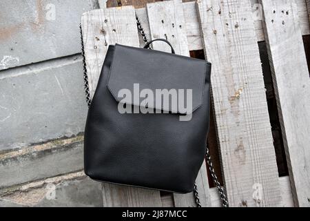 Sac à dos noir en cuir véritable. Sac élégant pour femme. Banque D'Images