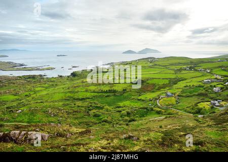 Belle vue sur la baie de Derrynane sur l'Iveragh. Pittoresque célèbre Ring of Kerry route de l'Irlande. Îles Rocheuses situé dans une mer bleu forment un na Banque D'Images