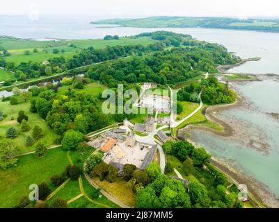 Vue aérienne du paysage pittoresque avec la tour et la cour de Castle Ward, un lieu de tournage célèbre pour les émissions de télévision de fantaisie, situé près de Strang Banque D'Images