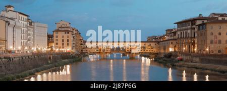 Florence, Italie - vers juillet 2021.Coucher de soleil sur le Ponte Vecchio - Vieux Pont. Banque D'Images