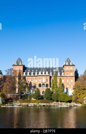 Turin, Italie - Circa novembre 2021: Panorama en plein air avec le château pittoresque de Turin et les personnes faisant du canoë-kayak dans la rivière po Banque D'Images