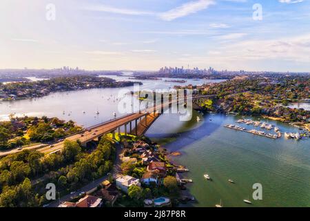 Tout le pont de Gladesville traverse la rivière Parramatta à Sydney Ouest - paysage urbain aérien vers les gratte-ciel du centre-ville. Banque D'Images