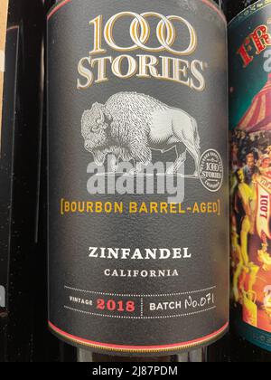 Grovetown, GA USA - 12 15 21: Vin sur une étagère de magasin de détail 1000 étages Zinfandel Banque D'Images