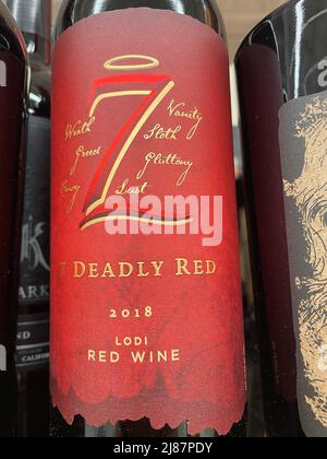 Grovetown, GA USA - 12 15 21: Vin sur une étagère de magasin de détail 7 Deadly Sins 2018 Rouge Banque D'Images