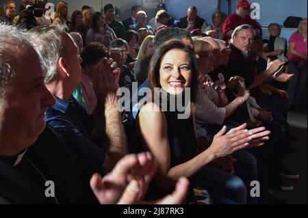 Wilkes barre, États-Unis. 13th mai 2022. Dina Powell, épouse de Dave McCormick claps pour lui lors d'un rallye. Le sénateur du Texas Ted Cruz fait une tournée en Pennsylvanie avec Dave McCormick, un espoir du Sénat. Les deux se sont arrêtés dans le canton de Wilkes-barre, où il y avait une présence policière supplémentaire en raison d'une menace pour Cruz. Crédit : SOPA Images Limited/Alamy Live News Banque D'Images