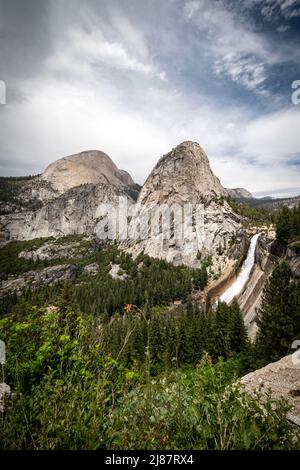Nevada Falls dans le parc national de Yosemite, comme vu de la John Muir Trail. Banque D'Images