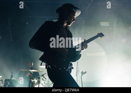 13 mai 2022 : le chanteur-compositeur-interprète et guitariste anglais James Bay présente un spectacle complet au Leadmill à Sheffield, lors de la dernière nuit de sa tournée au Royaume-Uni en 2022. La tournée se produit avant la sortie de son album studio de 3rd â€˜Leapâ€™ en juillet. Le Leadmill est toujours menacé de se fermer alors que des milliers de personnes signent une pétition pour sauver le lieu emblématique. Arctic Monkeys, Richard Hawley, Jarvis Cocker et amenez-moi les Oli Sykes de l'Horizonâ€™s sont parmi les artistes de Sheffield qui ont parlé en soutien au lieu (Credit image: © Myles Wright/ZUMA Press Wire) Banque D'Images