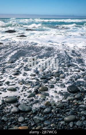 Vagues se déroulant à la plage de Willow Creek sur la côte sud de Big sur Banque D'Images