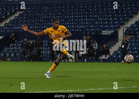 West Bromwich, Royaume-Uni. 13th mai 2022. Yerson Mosquera #14 de Wolverhampton Wanderers marque sa pénalité à West Bromwich, Royaume-Uni, le 5/13/2022. (Photo de Gareth Evans/News Images/Sipa USA) Credit: SIPA USA/Alay Live News Banque D'Images