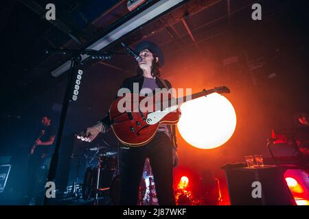 13 mai 2022 : le chanteur-compositeur-interprète et guitariste anglais James Bay présente un spectacle complet au Leadmill à Sheffield, lors de la dernière nuit de sa tournée au Royaume-Uni en 2022. La tournée se produit avant la sortie de son album studio de 3rd â€˜Leapâ€™ en juillet. Le Leadmill est toujours menacé de se fermer alors que des milliers de personnes signent une pétition pour sauver le lieu emblématique. Arctic Monkeys, Richard Hawley, Jarvis Cocker et amenez-moi les Oli Sykes de l'Horizonâ€™s sont parmi les artistes de Sheffield qui ont parlé en soutien au lieu (Credit image: © Myles Wright/ZUMA Press Wire) Banque D'Images