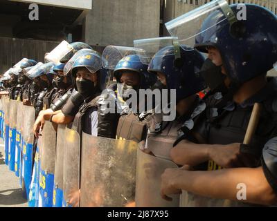 Les membres de l'unité de gestion des perturbations civiles (CDM) sont sur garde pendant la démonstration. Les activistes des groupes de jeunes ont organisé une manifestation du Vendredi fou en direction du Centre international des congrès des Philippines (PICC), mais ils ont été bloqués par la police nationale des Philippines (PNP), unités de gestion des troubles civils (CDM) avant d'atteindre le bâtiment. Les manifestants ont donc fait leur programme au Centre culturel du complexe des Philippines. Les manifestants sont contre le résultat des élections présidentielles de mai 9th aux Philippines. Banque D'Images