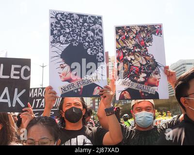 Les manifestants ont des peintures satiriques de l'ancienne première dame, Imelda Romualdez Marcos, pendant la manifestation. Les activistes des groupes de jeunes ont organisé une manifestation du Vendredi fou en direction du Centre international des congrès des Philippines (PICC), mais ils ont été bloqués par la police nationale des Philippines (PNP), unités de gestion des troubles civils (CDM) avant d'atteindre le bâtiment. Les manifestants ont donc fait leur programme au Centre culturel du complexe des Philippines. Les manifestants sont contre le résultat des élections présidentielles de mai 9th aux Philippines. Banque D'Images