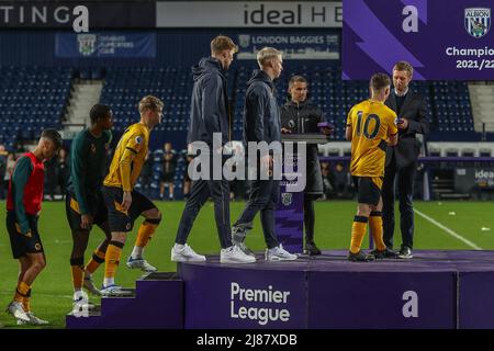 West Bromwich, Royaume-Uni. 13th mai 2022. Wolverhampton Wanderers u23s joueurs vont et collectent leurs médailles à West Bromwich, Royaume-Uni, le 5/13/2022. (Photo de Gareth Evans/News Images/Sipa USA) Credit: SIPA USA/Alay Live News Banque D'Images