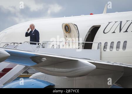 Washington DC, États-Unis. 13th mai 2022. LE président AMÉRICAIN Joe Biden a été à bord de l'Air Force One à la base conjointe Andrews, Maryland, le 13 mai 2022, alors qu'il partira pour un week-end à Wilmington, Delaware. Photo d'Oliver Contreras/UPI crédit: UPI/Alay Live News Banque D'Images