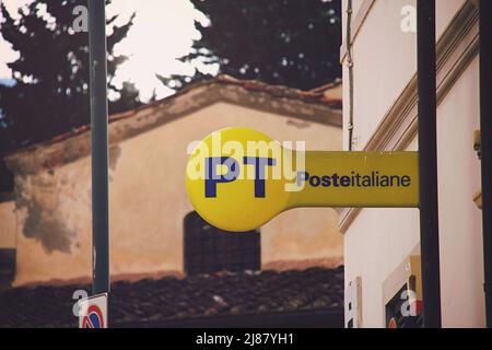 Province de Florence, Italie, mai 9th 2022, rue signe de 'poste Italiane' avec une église d'époque comme fond. Concept de service de poste national italien Banque D'Images