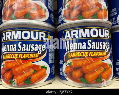 Grovetown, GA USA - 12 15 21: Armour Vienna saucisse sur une étagère de magasin de détail Barbeque Banque D'Images