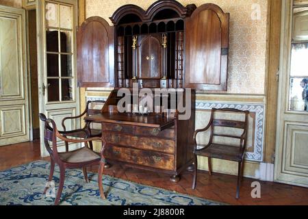 Bureau en bois dans l'étude de la Reine, Interiors of Queluz National Palace, résidence d'été de 18th-siècle de la famille royale portugaise, Queluz, Portugal Banque D'Images