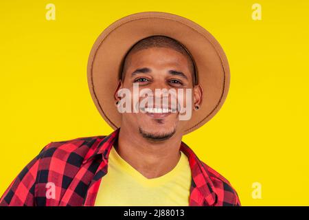 arabe homme brésilien posant en studio sur fond jaune Banque D'Images