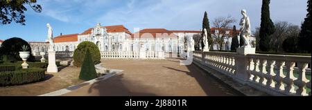 Jardins suspendus du Palais de Queluz, salle de bal en arrière-plan, vue panoramique, près de Lisbonne, Portugal Banque D'Images