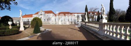 Jardins suspendus du Palais de Queluz, salle de bal en arrière-plan, vue panoramique, près de Lisbonne, Portugal Banque D'Images