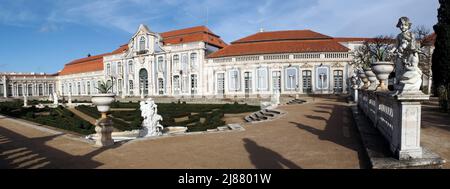 Jardins suspendus du Palais de Queluz, salle de bal en arrière-plan, vue panoramique, près de Lisbonne, Portugal Banque D'Images