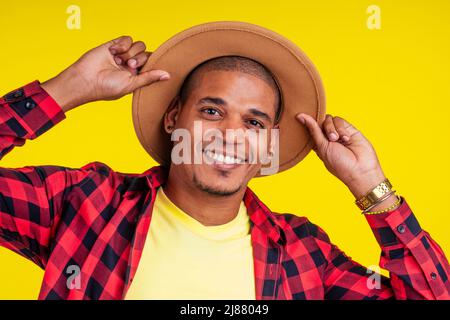 arabe homme brésilien posant en studio sur fond jaune Banque D'Images