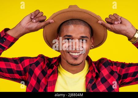 arabe homme brésilien posant en studio sur fond jaune Banque D'Images