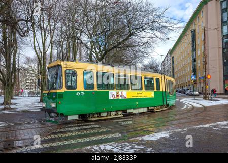 HELSINKI, FINLANDE - 19 MARS 2019 : le tramway se trouve à un carrefour urbain Banque D'Images