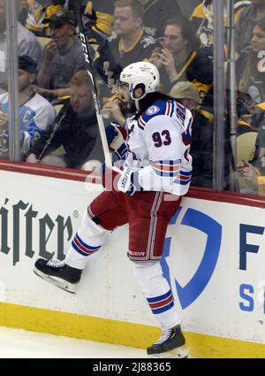 Pittsburgh, États-Unis. 13th mai 2022. Le centre des Rangers de New York Mika Zibanejad (93) célèbre son deuxième but de la deuxième période du jeu six de la première série des éliminatoires de Stanley Cups au PPG Paints Arena de Pittsburgh, le vendredi 13 mai 2022. Photo par Archie Carpenter/UPI crédit: UPI/Alay Live News Banque D'Images