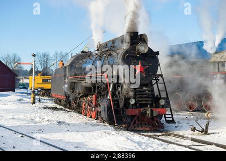 SORTAVALA, RUSSIE - 10 MARS 2021 : dernière locomotive à vapeur soviétique de la série 'LV' à la station de Sortavala, le matin ensoleillé de mars
