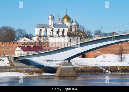 Vue sur le beffroi et les dômes de la cathédrale Sainte-Sophie le jour de mars sans nuages. Veliky Novgorod, Russie Banque D'Images