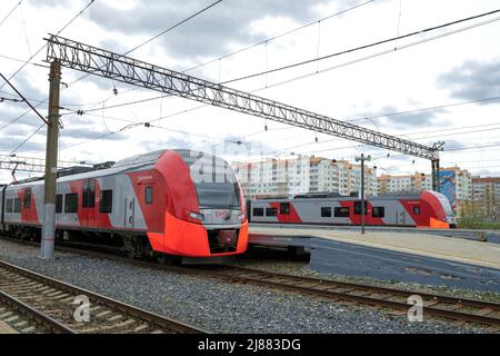 VELIKY NOVGOROD, RUSSIE - 02 MAI 2022 : deux trains électriques ES2G 'Lastochka' sur la gare de Veliky Novgorod le jour de mai Banque D'Images