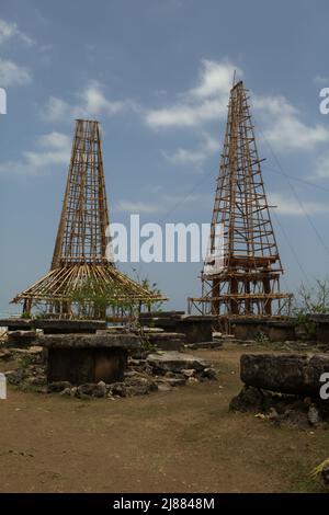 Maisons traditionnelles Sumbanese inachevées dans le village de Ratenggaro, sud-ouest de Sumba, est Nusa Tenggara, Indonésie. Banque D'Images