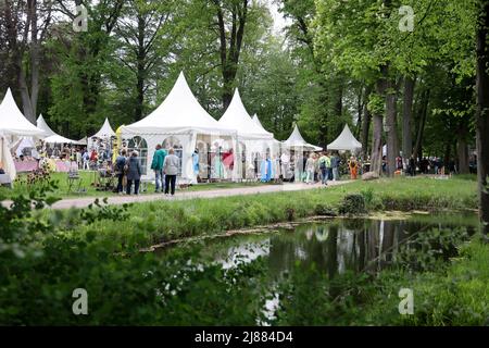 Dobbelin, Allemagne. 13th mai 2022. 13 Mai 2022, Saxe-Anhalt, Döbbelin: Les visiteurs marchent dans le parc du château à la foire 'LebensArt', l'exposition pour le jardin, la vie et le style de vie au château de Bismarck Döbbelin . Bien plus de 120 exposants présents dans le jardin du château jusqu'au dimanche, tout sur le thème du jardin, des décorations et des fleurs. Photo: Peter Gercke/dpa crédit: dpa Picture Alliance/Alay Live News Banque D'Images